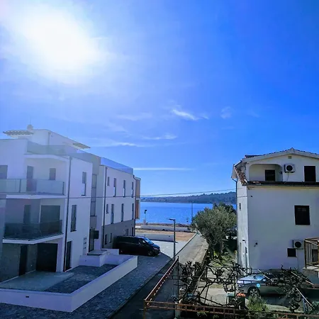 Seeview 1 Bedroom 50 M From * Срима