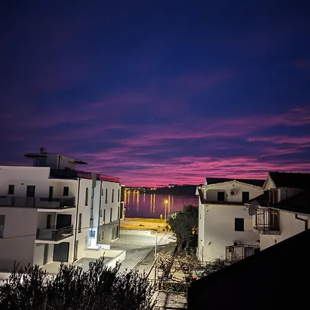 Апартаменты Seeview 1 Bedroom 50 M From